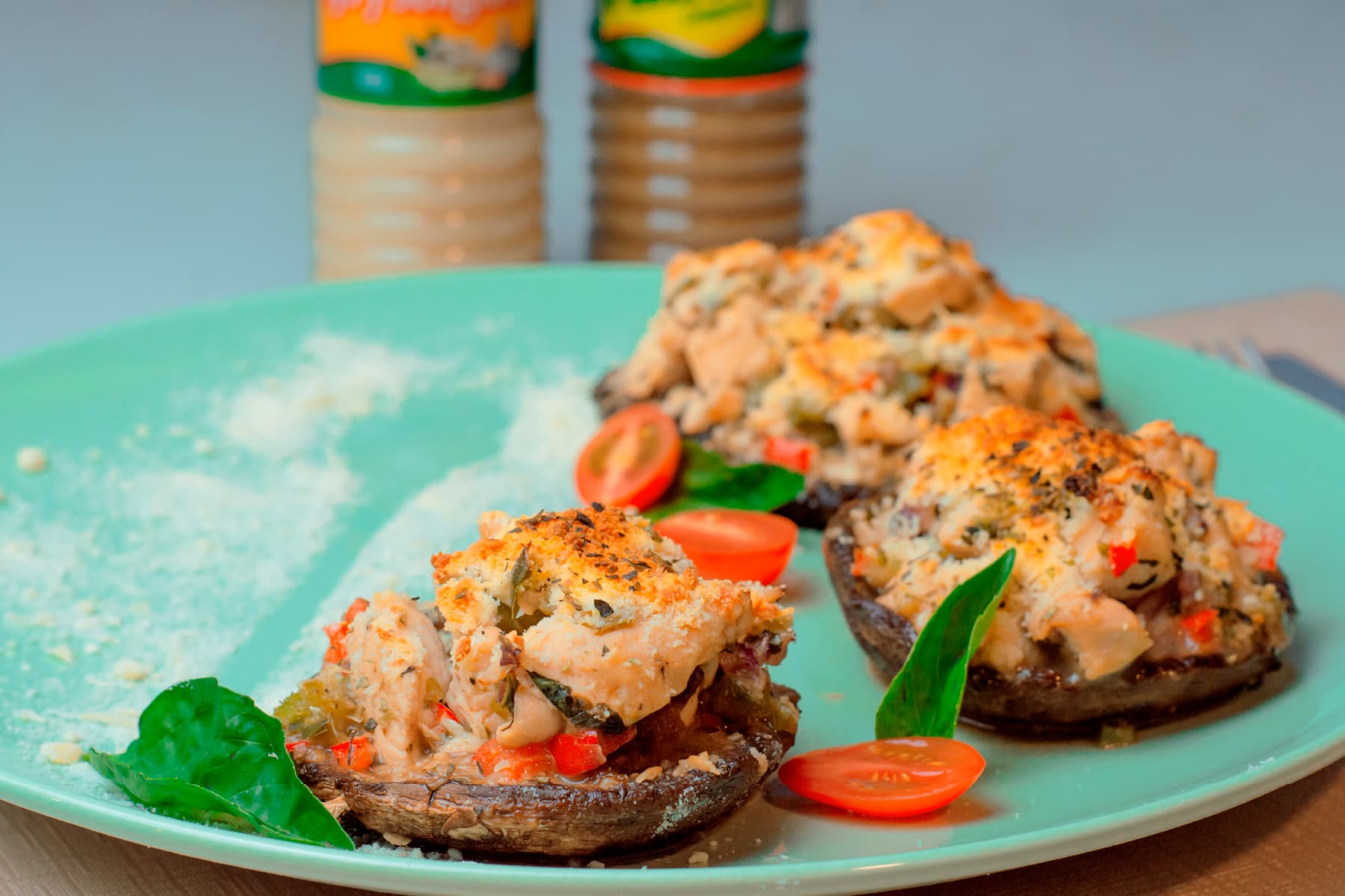 Champiñones rellenos con pollo y albahaca