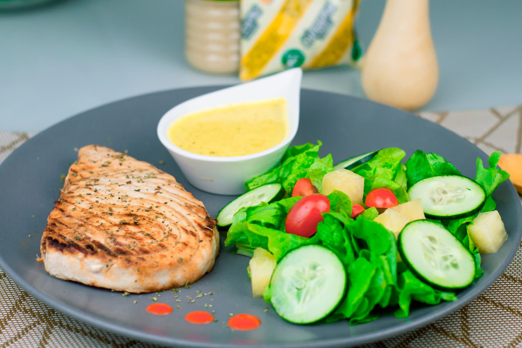 Filete de pescado con ensalada de piña